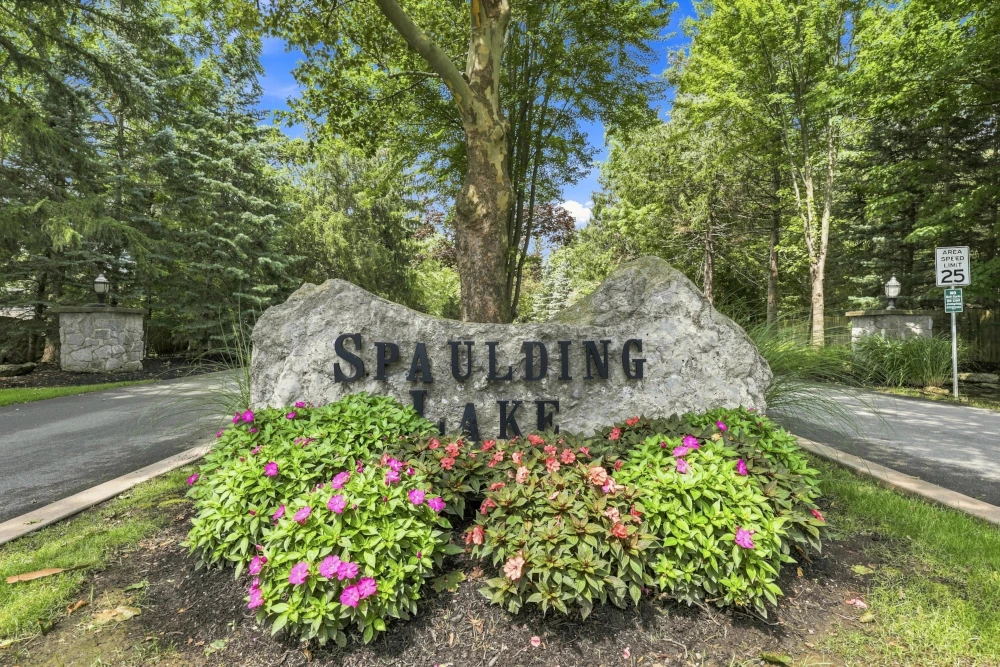 Spaulding Lake entrance sign on large stone
